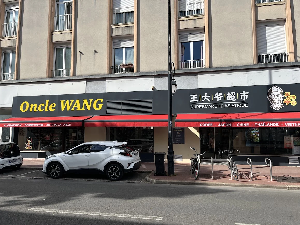 La façade et l’entrée du supermarché Oncle Wang au 23 avenue Foch